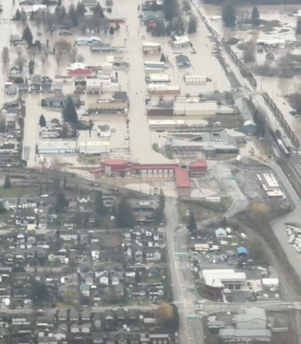 VIDEO: Aerial view of flooding around Sumas border crossing in Fraser Valley